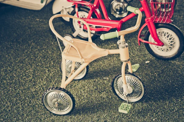 Gul trehjuls motorsykkel for barn – stockfoto