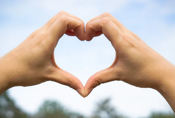 Simbolo di cuore realizzato con due mani — Foto Stock