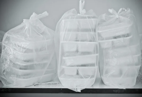 Segurando um sacos de plástico transparente — Fotografia de Stock