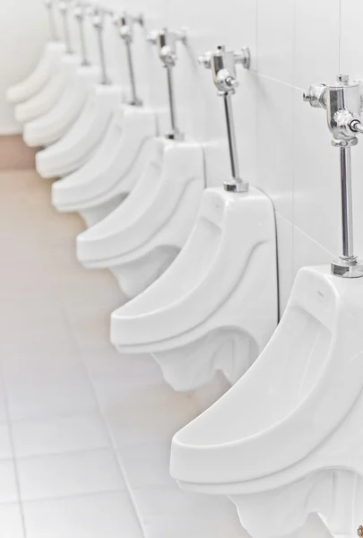 Erkekler tuvaleti beyaz — Stok fotoğraf