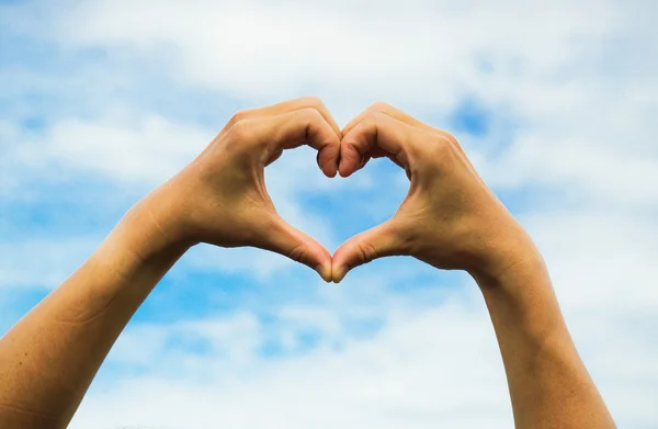 Símbolo do coração feito com duas mãos — Fotografia de Stock