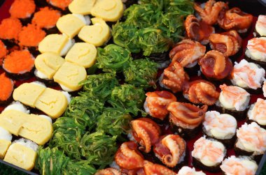 siyah bir tabağa suşi rulo