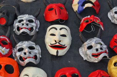 Farklı maskeleri