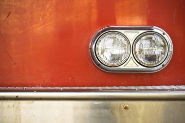 bir ışık ile bir otomobilin ön yüzü