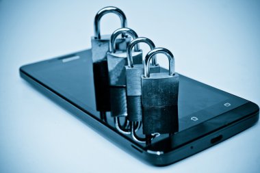 Güvenlik üstünde hareket eden telefon