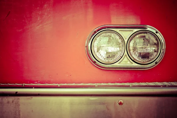 Lado da frente de um carro com uma luz — Fotografia de Stock