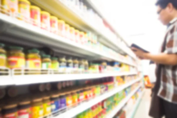 Kunde kauft im Supermarkt ein — Stockfoto