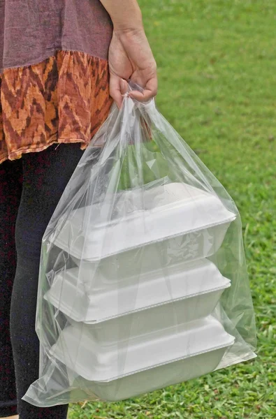 Mano sosteniendo una bolsa de plástico transparente — Foto de Stock
