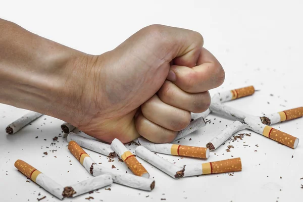 Manlig hand förstör cigaretter — Stockfoto