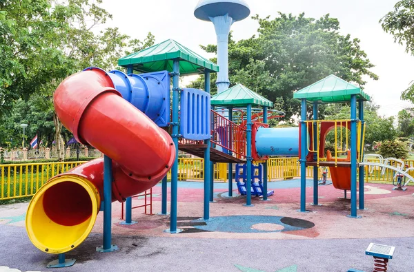 Parco giochi colorato per bambini — Foto Stock