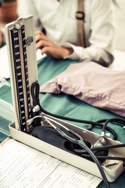 Stetoskop dengan papan klip medis hitam — Stok Foto