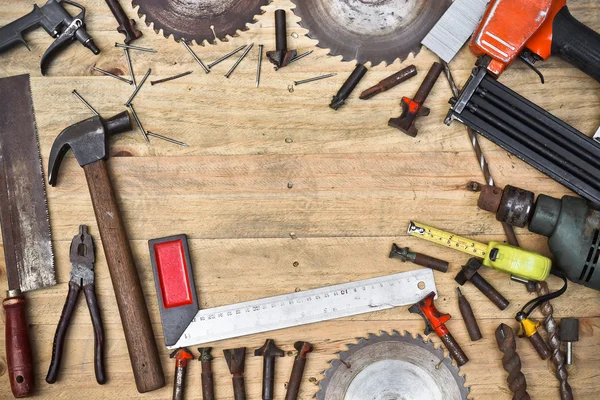Дерев'яний стіл з багатьма видами інструментів — стокове фото