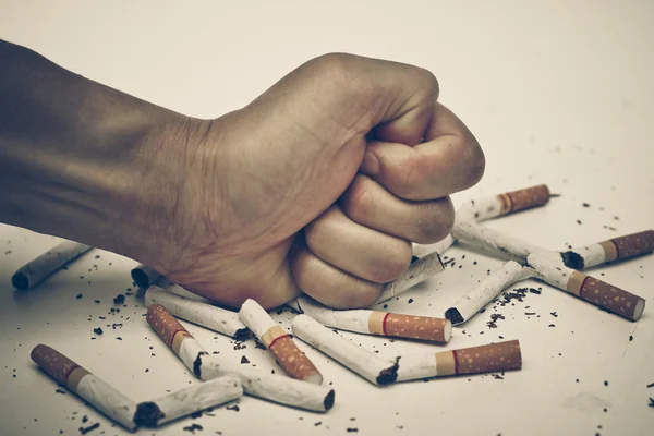 Mano masculina destruyendo cigarrillos — Foto de Stock