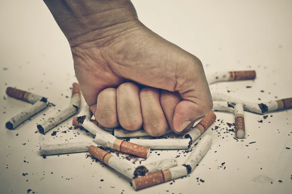 Mano masculina destruyendo cigarrillos — Foto de Stock