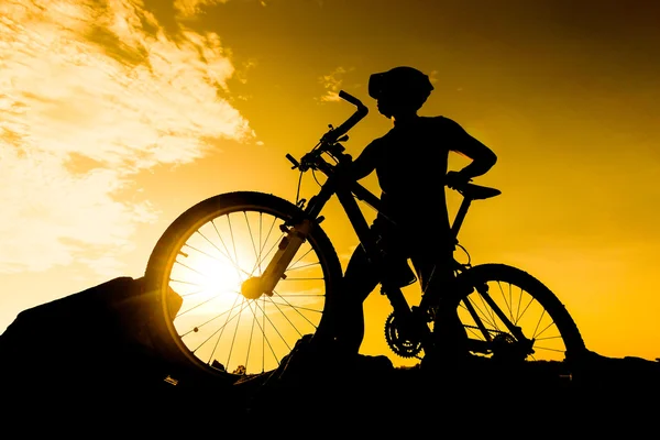 Ciclista con su bicicleta de montaña — Foto de Stock