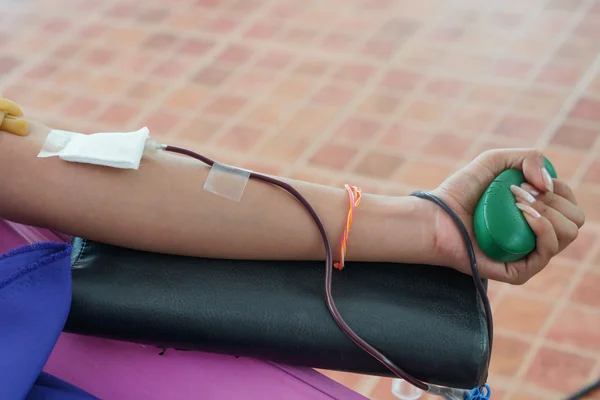 Bloeddonatie uitgevoerd buiten — Stockfoto