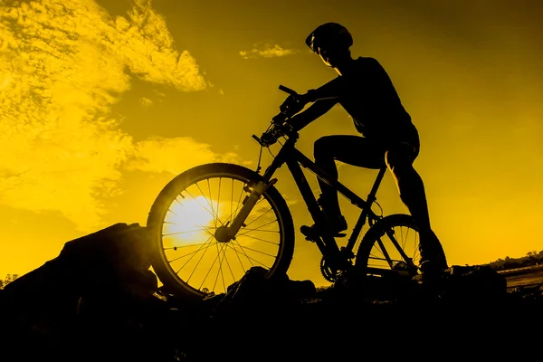 Ciclista con su bicicleta de montaña — Foto de Stock