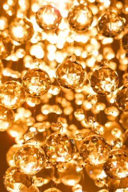 bir avize dan altın bokeh