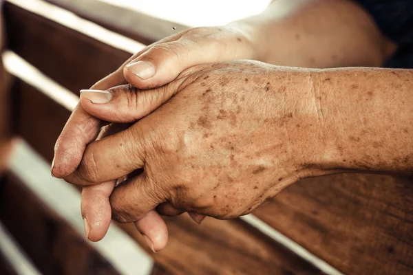 Alte weibliche Hände — Stockfoto