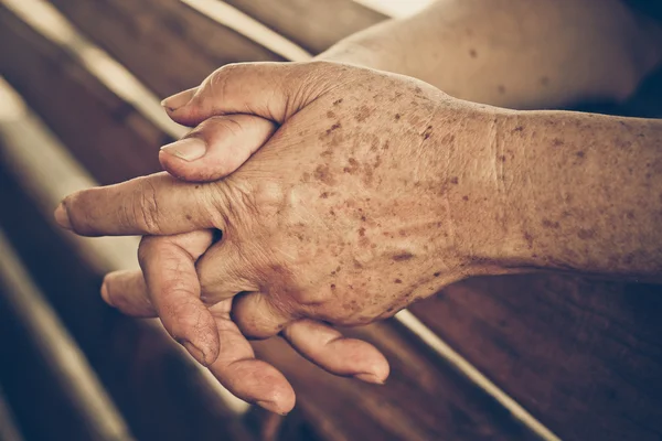 Gamla kvinnliga händer — Stockfoto