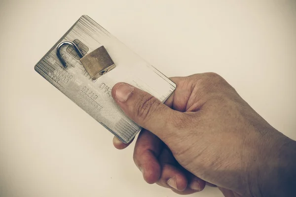 Hand Hält Eine Kreditkarte Mit Sicherheitsschloss — Stockfoto