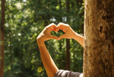 Eller kalp şekli oluşturuyor.