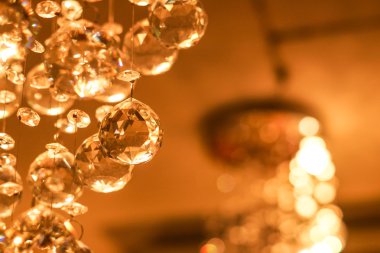 bir avize dan altın bokeh