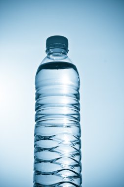 tatlı su izole bir şişe