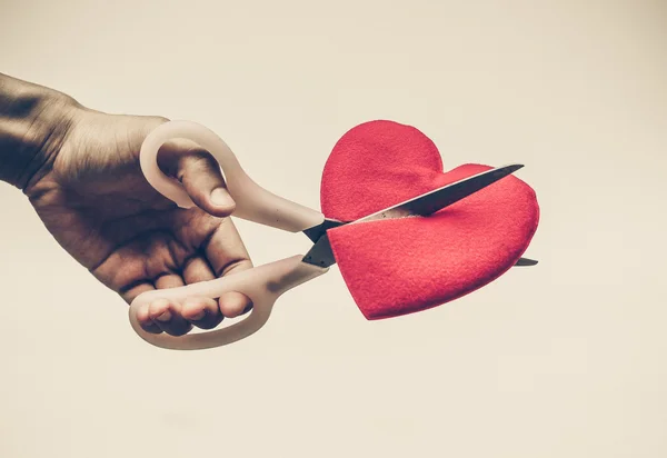 Nůžky se snaží snížit červené srdce — Stock fotografie