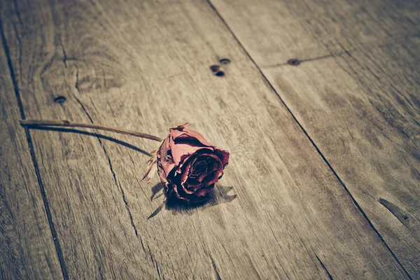 Getrocknete Rose auf Holzplanke — Stockfoto