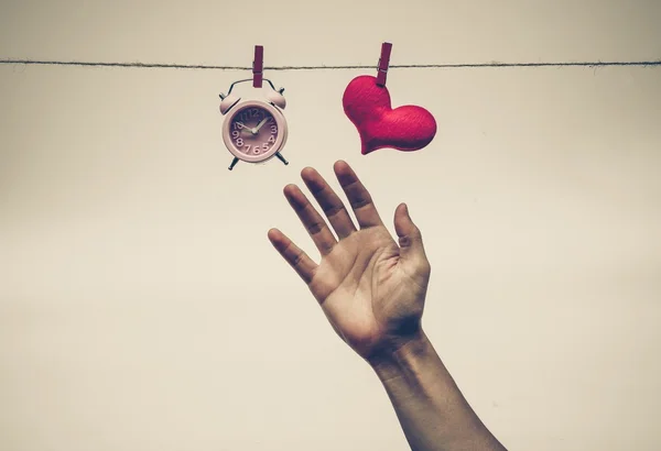 Saat ve kırmızı bir kalp — Stok fotoğraf