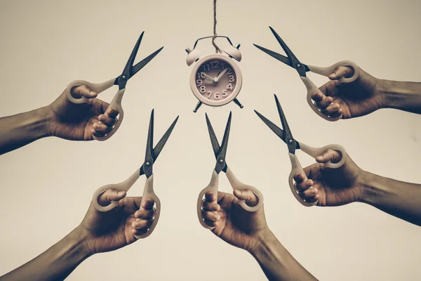 Les mains pourchassant, se battant pour obtenir une horloge  - — Photo