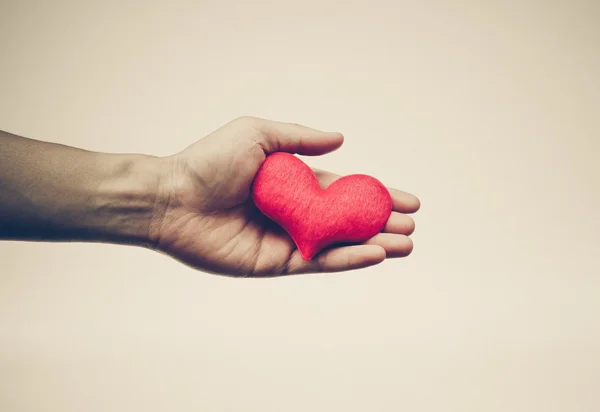Ruka držící červené srdce — Stock fotografie