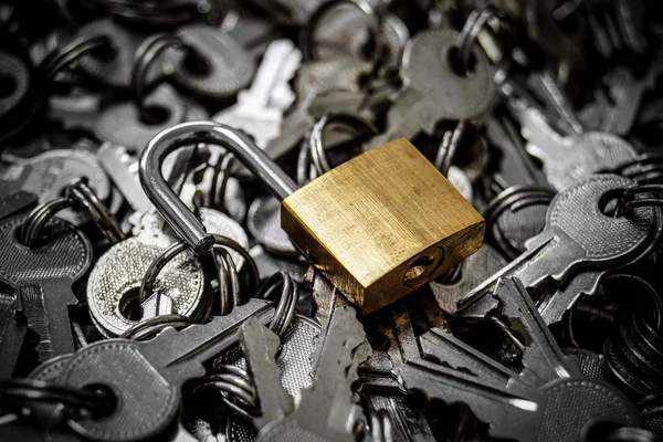 Keys and unlock security lock — Stock Photo, Image