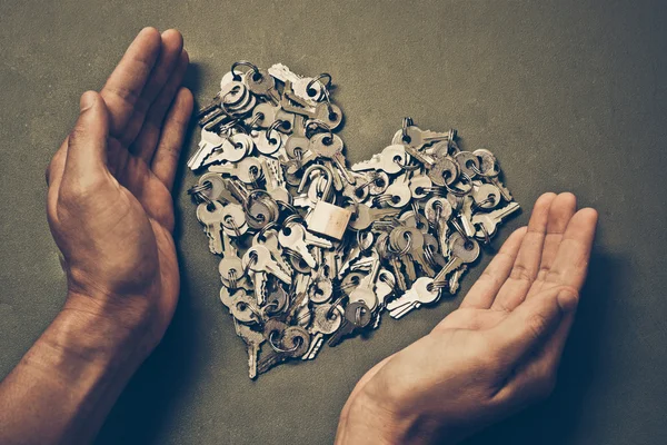 Sleutels gerangschikt als een hart-vorm — Stockfoto