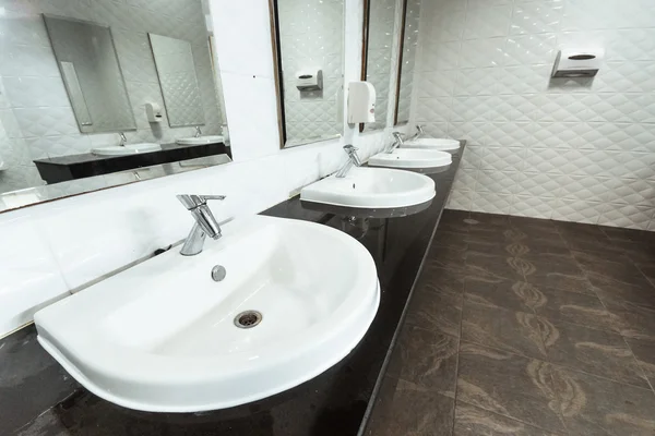 Witte wastafels in een toilet — Stockfoto