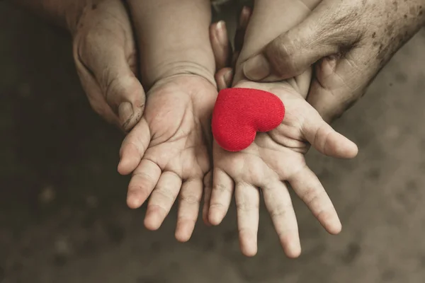 Piros szív egy csecsemő keze — Stock Fotó