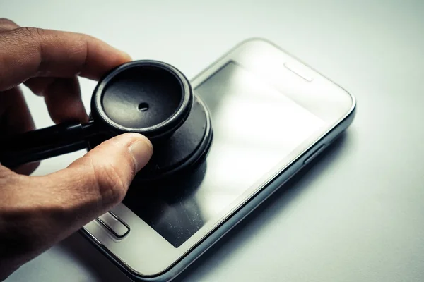 Stethoscope to check smartphone system — Stock Photo, Image