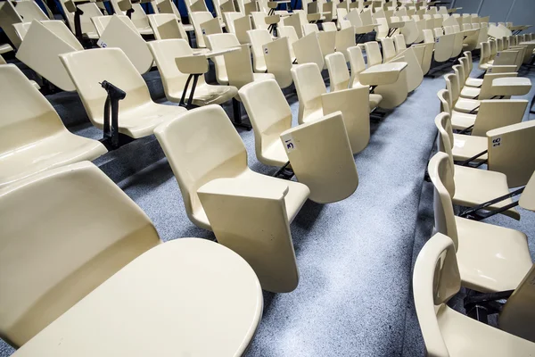 Cadeiras de aula em uma sala de aula — Fotografia de Stock