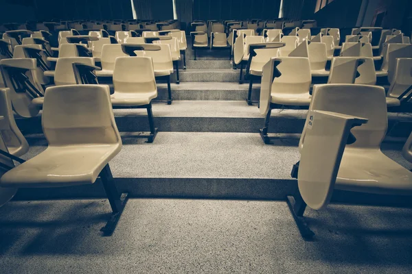 Лекционные стулья в классной комнате — стоковое фото