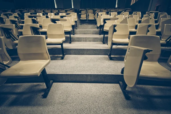 Cadeiras de aula em uma sala de aula — Fotografia de Stock