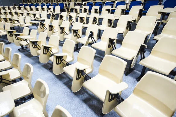 Föreläsning stolar i ett klassrum — Stockfoto