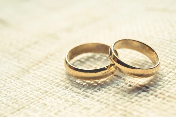 Anéis de casamento na textura do pano — Fotografia de Stock