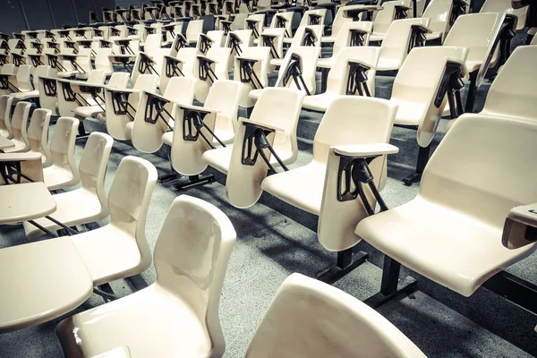 Лекційні стільці в класі — стокове фото
