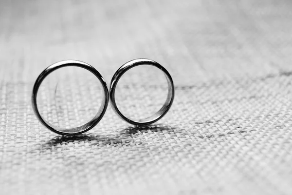 Anillos de boda en textura de tela — Foto de Stock