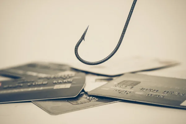 Rybářský háček nad hromádkou kreditních karet — Stock fotografie