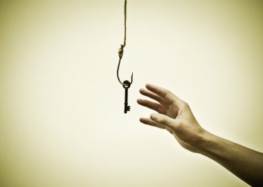 bir anahtar almaya çalışırken el