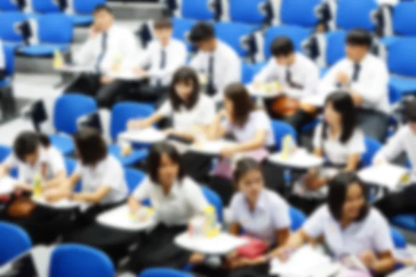 Estudantes universitários em uma grande sala de aula — Fotografia de Stock