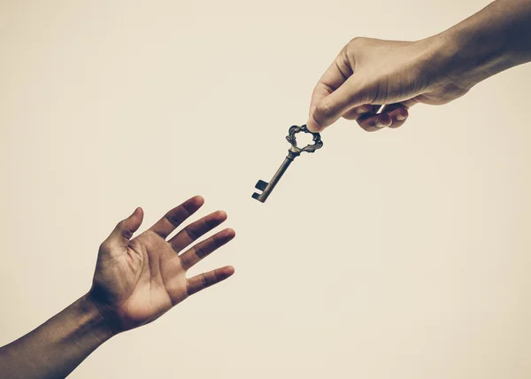 Ręka, podając klucz do ręki — Zdjęcie stockowe