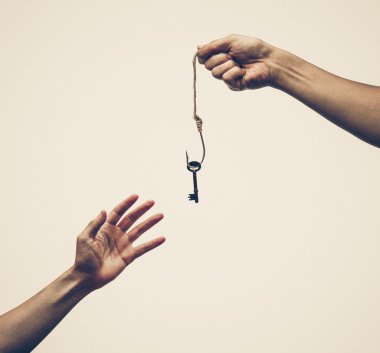 bir anahtar almaya çalışırken el